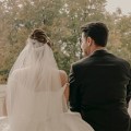 El novio y la novia posan para la fotografía de bodas