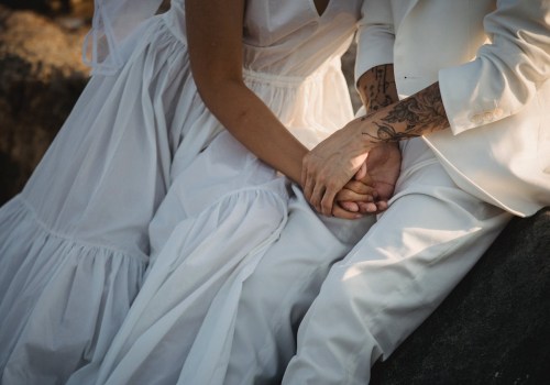 Una descripción completa de las poses amorosas para la fotografía de bodas