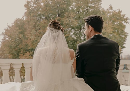El novio y la novia posan para la fotografía de bodas
