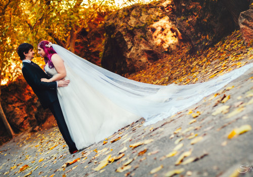 El novio posa solo para la fotografía de bodas